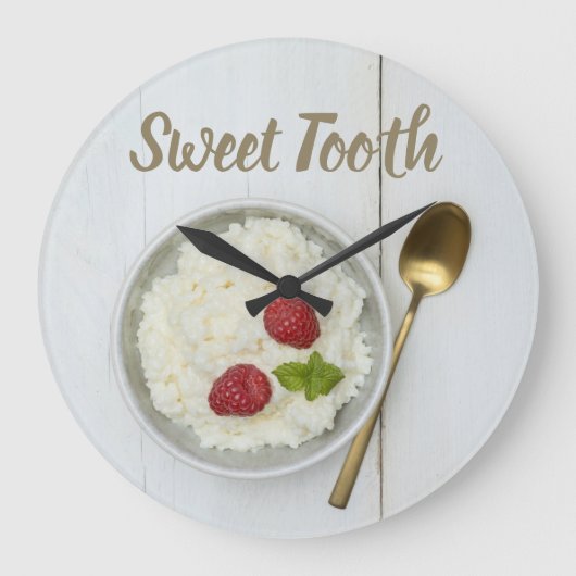 ラズベリーのデザートを添えた甘歯ライスプリン ラージ壁時計 (正面)