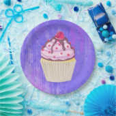 ラズベリーの入った甘いカップケーキ ペーパープレート (パーティー)