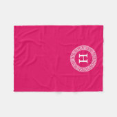 ラズベリーウィットギリシャ語鍵ランドフレームイニシャルモノグラム フリースブランケット (正面(横))