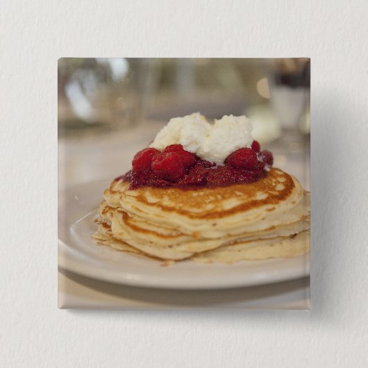 ラズベリーパンケーキ 缶バッジ (正面)
