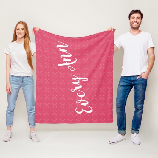 ラズベリーピンクまたは任意のカスタム色の赤ちゃん女の子名 フリースブランケット (インサイチュ)