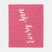 ラズベリーピンクまたは任意のカスタム色の赤ちゃん女の子名 フリースブランケット (正面)