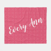 ラズベリーピンクまたは任意のカスタム色の赤ちゃん女の子名 フリースブランケット (正面(横))