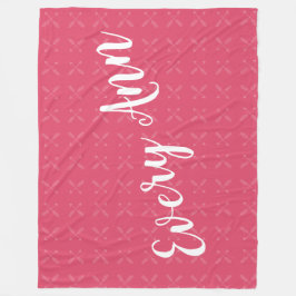 ラズベリーピンクまたは任意のカスタム色の赤ちゃん女の子名 フリースブランケット