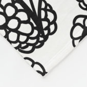 ラズベリー手描きパターン フリースブランケット (角)