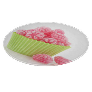 ラズベリー緑のコップの風味がよいキャンデーの菓子は固まります カッティングボード
