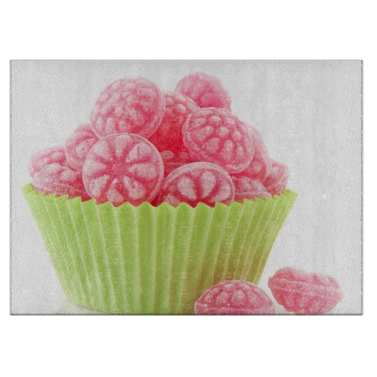 ラズベリー緑のコップの風味がよいキャンデーの菓子は固まります カッティングボード (正面)