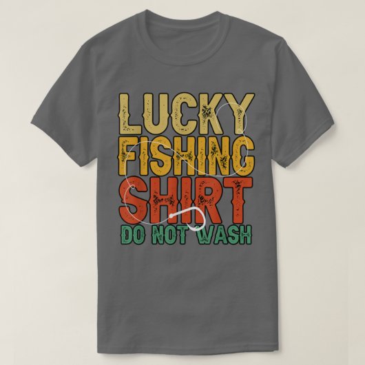 ラッキーおもしろい魚釣りは漁師の恋人を洗わない Tシャツ (デザイン正面)