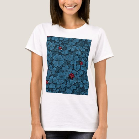 ラッキーなクローバーを青と赤で見つける Tシャツ (正面)