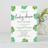 ラッキーなチャームグリーンクローバーベビーシャワー 招待状 (スタンド正面)
