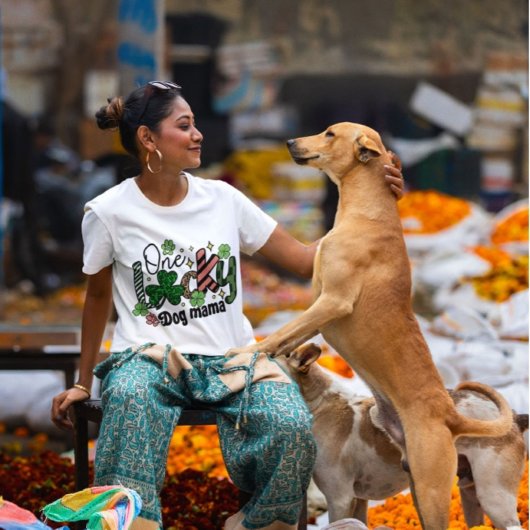 ラッキーな犬の飼い主ママ Tシャツ