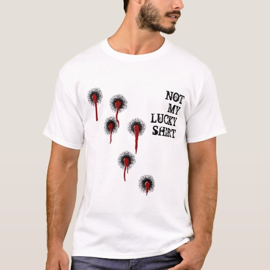 ラッキーのシャツに銃弾の穴 ユーモアTシャツ Tシャツ (正面)