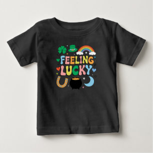 ラッキーを感じる セントパトリックデーチャーム アイルランドのシャムロック ベビーTシャツ