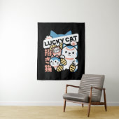ラッキーキャットアート – 金貨の招き猫 タペストリー (インサイチュ)
