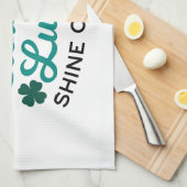 ラッキークローバーチャーム – メイ・ザ・クローバーの幸運の輝き キッチンタオル (四つ折り)