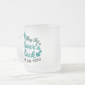 ラッキークローバーチャーム – メイ・ザ・クローバーの幸運の輝き フロストグラスマグカップ (正面左)