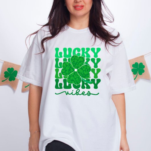 ラッキービーブグリーンレオパードシャムロックSt patricks day Tシャツ
