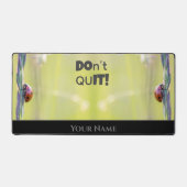 ラッキーラディバグやる気を起こさせる引用文前向きマインド デスクマット (正面)