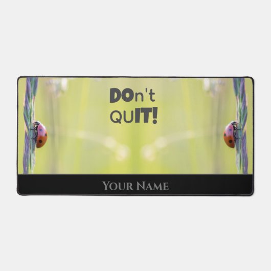 ラッキーラディバグやる気を起こさせる引用文前向きマインド デスクマット (正面)