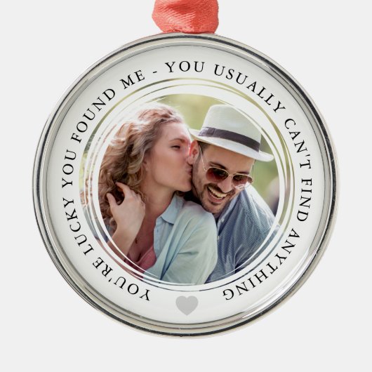 ラッキーラブカップルの記念写真 メタルオーナメント (正面)