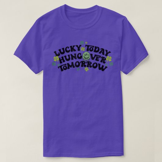 ラッキー今日 二日酔い明日 面白いセントパトリックデー Tシャツ (デザイン正面)