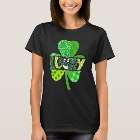 ラッキー男の赤ちゃんガールSt patricks dayアイリッシュシャームロック Tシャツ (正面)