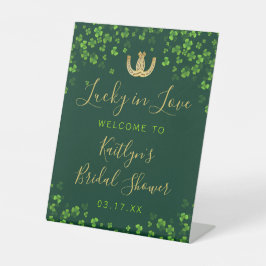 ラッキー・イン・ラブ セントパトリックデーのブライダルシャワー 台座サイン