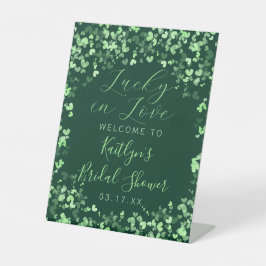 ラッキー・イン・ラブ セントパトリックデーのブライダルシャワー 台座サイン