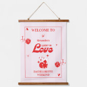 ラッキー・イン・ラブ・バチェロレッテ・ウィークエンド 吊り下げ型タペストリー (正面)