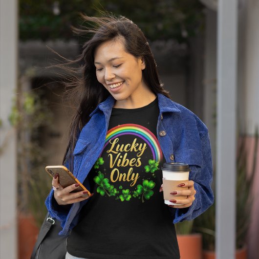 ラッキー・ビベスのみシャムロックのアイルランドの虹の黒 Tシャツ