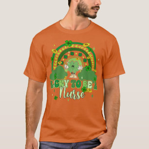 ラッキーTo AナースレトロGroovy Rainbow St Patric Tシャツ