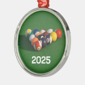 ラックに並べられたビリヤードボールのオーナメント メタルオーナメント (左)