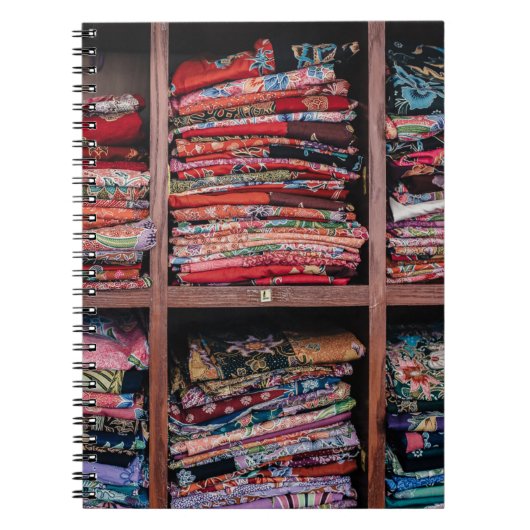 ラック上の色合わせ布 ノートブック (正面)