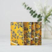 ラック内の黄色のサーフボード ポストカード (スタンド正面)