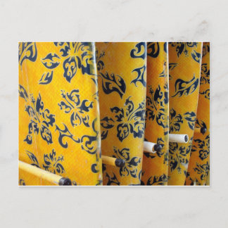 ラック内の黄色のサーフボード ポストカード