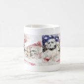 ラッシュモア山の水彩画とアメリカ国旗 コーヒーマグカップ (中央)