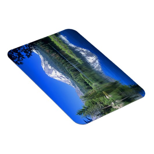 ラッセン山はマンザニタ湖の上に位置する マグネット (右側)