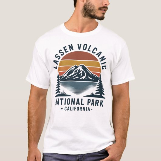 ラッセン火山国立公園の山のビンテージカル Tシャツ (正面)