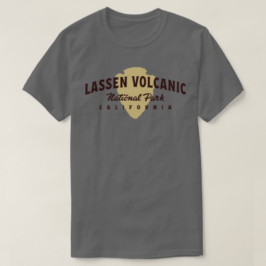 ラッセン火山国立公園アーチ型文字ブラウン Tシャツ (デザイン正面)