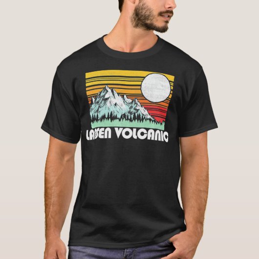 ラッセン火山国立公園山の太陽レトロ Tシャツ (正面)