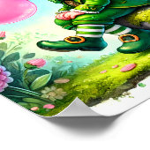 ラッパーのような口でピンクのガムをふくらませる妖精の聖パトリックの日のイラスト ポスター (角)