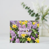 ラッパーの誕生日 紫のライラックの花と黄色の水仙 ポストカード (スタンド正面)