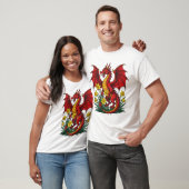 ラッパ水仙の中に立つレッドドラゴン Tシャツ (ユニセックス)