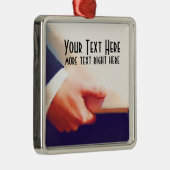 ラップトップかプランナーを握っている実業家 メタルオーナメント (右)