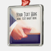 ラップトップかプランナーを握っている実業家 メタルオーナメント (左)