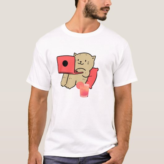 「ラップトップで作業する可愛い猫とジュース」 Tシャツ (正面)