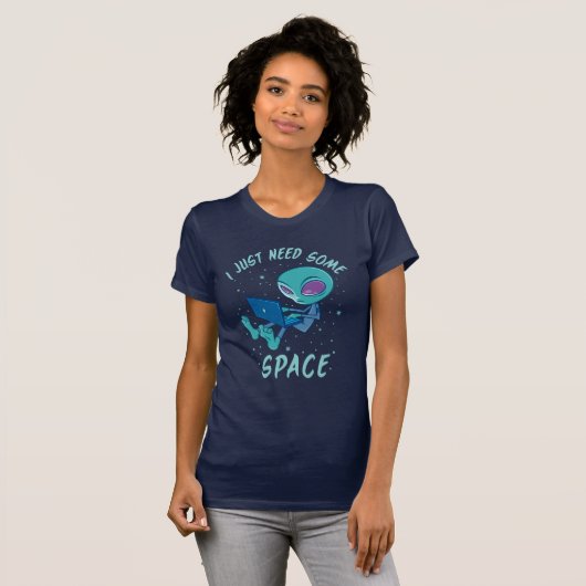 ラップトップで宇宙エイリアンが必要 Tシャツ (正面フル)