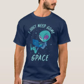 ラップトップで宇宙エイリアンが必要 Tシャツ (正面)