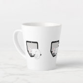 ラップトップで眠っている白い猫の小さなラテマグカップ カフェラテマグ (左アングル)