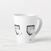 ラップトップで眠っている白い猫の小さなラテマグカップ カフェラテマグ (右アングル)